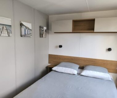Intérieur chambre double avec lit et rangements dans le Superbe mobil home 8 pers tout confort