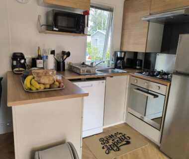 Cuisine équipée avec réfrigérateur et four dans le superbe mobil home 8 pers