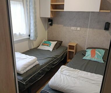 Chambre avec deux lits simples et rangements du Superbe mobil-home à Seignosse plage