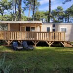 Terrasse en bois et transats dans la pinède du Superbe mobil-home à Seignosse plage