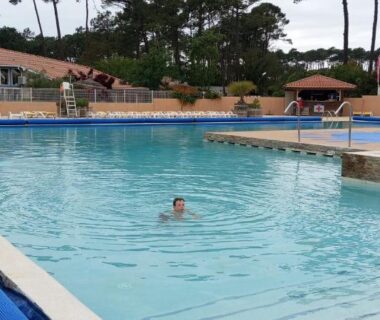 Piscine extérieure avec bassin et plage au Superbe mobil-home à Seignosse plage