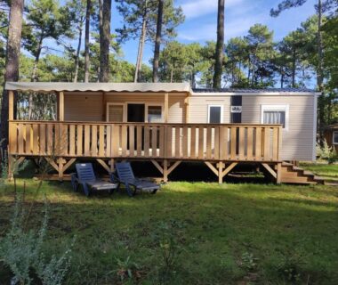 Terrasse en bois et transats dans la pinède du Superbe mobil-home à Seignosse plage