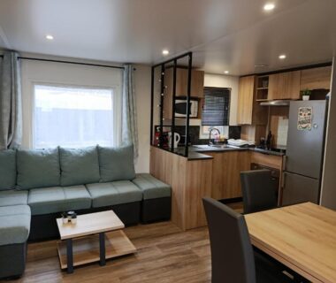 Intérieur salon et cuisine ouverte dans le Superbe mobil-home à Seignosse plage