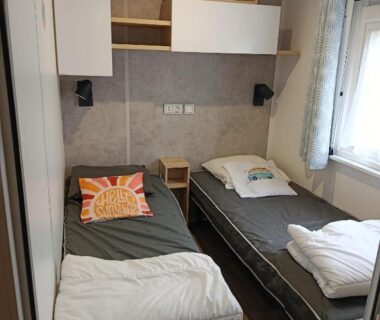 Chambre avec deux lits dans le superbe mobil-home à Seignosse plage