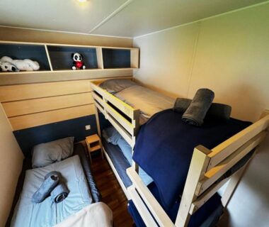 Cabine avec lits superposés et lit simple dans le Sweet Mobile home near Europapark