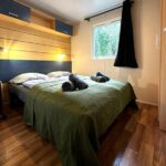 Chambre intérieure avec lit double et serviettes dans le Sweet Mobile home near Europapark