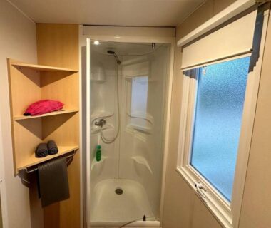 Salle d'eau avec douche cabine et fenêtre dans le Sweet Mobile home near Europapark