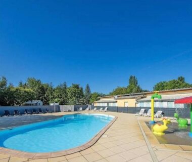 Piscine extérieure et pataugeoire au Sweet Mobile home near Europapark