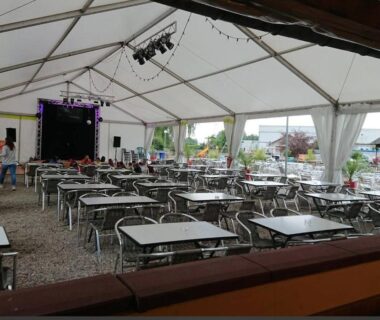 Sous une grande tente avec tables et scène au Sweet Mobile home near Europapark