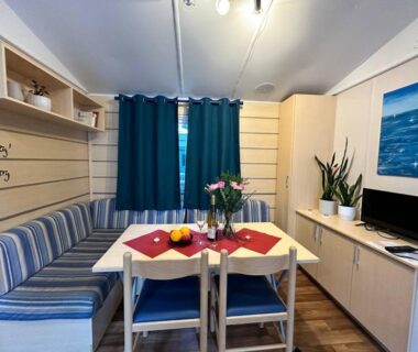 Intérieur coin repas et salon du mobil-home Sweet Mobile home near Europapark