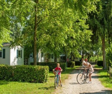Allée ombragée du camping avec cyclistes et mobil-homes du Sweet Mobile home near Europapark