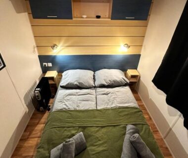 Chambre avec lit double et serviettes pliées dans le Sweet Mobile home near Europapark