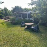 Jardin avec chaises et table dans le camping TERMINUSBUS
