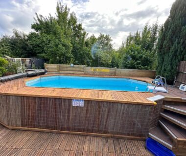 Terrasse en bois avec piscine hors-sol au TERMINUSBUS