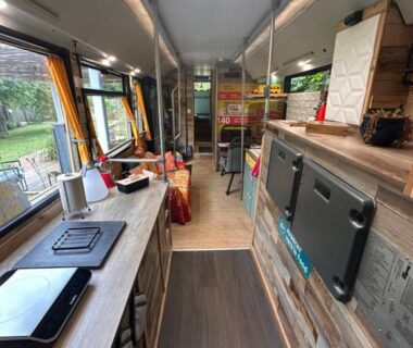 Intérieur aménagé avec kitchenette et coin repas dans le TERMINUSBUS