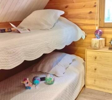 Chambre avec lits superposés dans le TRAPPEUR - Les Chalets du lac Belcaire