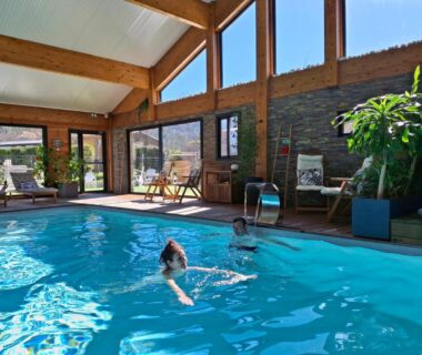 Piscine intérieure et lumière naturelle au TRAPPEUR Les Chalets du lac Belcaire