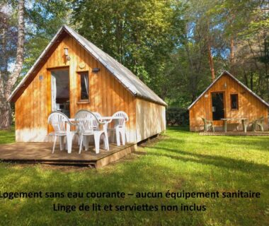 Chalets en bois sur pelouse avec terrasse au TRAPPEUR Les Chalets du lac Belcaire