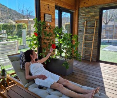 Terrasse détente sur jardin et piscine au TRAPPEUR Les Chalets du lac Belcaire