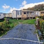 Allée gravillonnée et mobil-homes dans le Calvados au camping TRIGANO Savina 2022