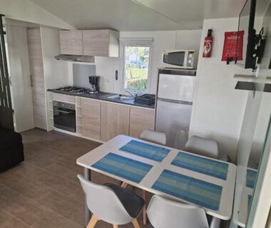 Mobil-home cuisine équipée et coin repas du TRIGANO Savina 2022