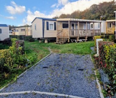 Allée gravillonnée et mobil-homes dans le Calvados au camping TRIGANO Savina 2022