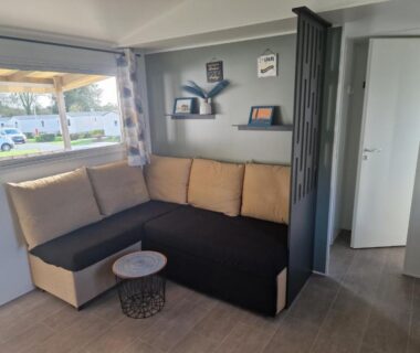 Intérieur du mobil-home avec banquette d'angle et table basse du TRIGANO Savina 2022