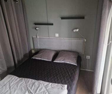 Chambre double avec lit et lampes dans le TRIGANO Savina 2022
