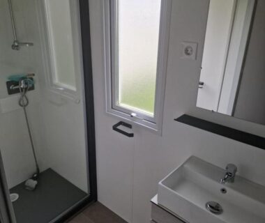 Salle de bains avec douche et lavabo dans le TRIGANO Savina 2022