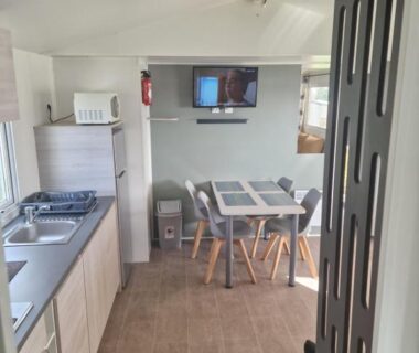 Intérieur mobil-home avec kitchenette et coin repas du TRIGANO Savina 2022