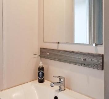 Lavabo et miroir dans la salle de bain du Temps Suspendu