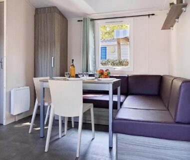 Séjour avec coin repas et banquette dans le Temps Suspendu