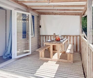 Terrasse en bois avec table et bancs du mobil-home Temps Suspendu