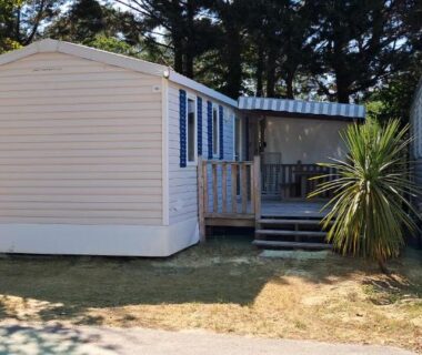 Allée de mobil homes et terrasse en bois au Temps Suspendu