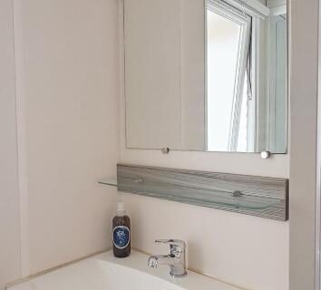 Salle de bain avec lavabo et miroir du Temps Suspendu
