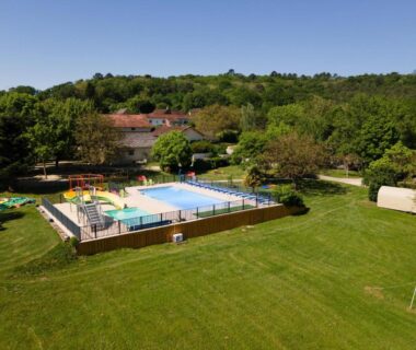 Piscine extérieure et pelouse du camping près de la Tente Lodge 8 personnes