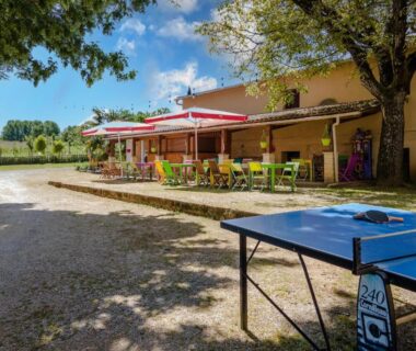 Terrasse ombragée avec table de ping-pong à la Tente Lodge 8 personnes