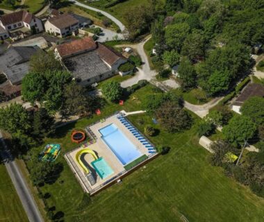 Camping en Dordogne avec piscine et toboggans dans la Tente Lodge 8 personnes
