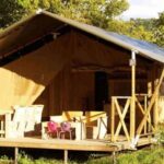 Terrasse en bois avec fauteuils et table dans la Tente Lodge pour 8 à Sartène