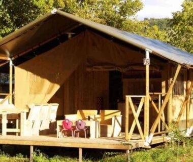 Terrasse en bois avec fauteuils et table dans la Tente Lodge pour 8 à Sartène