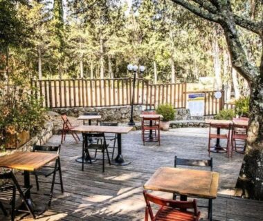 Terrasse en bois avec tables et chaises du Tente Lodge pour 8 avec Terrasse à Sartène API-1-52-1656