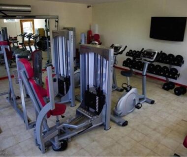 Salle de fitness avec appareils et haltères dans la Tente Lodge pour 8 avec Terrasse à Sartène API-1-52-1656