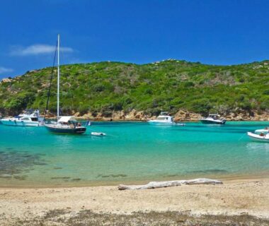 Baie aux eaux turquoise et bateaux au large de la Tente Lodge pour 8 avec Terrasse à Sartène