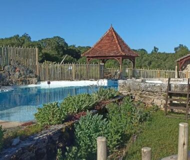 Piscine extérieure avec kiosque et jardin au camping Tente Perchée Kenya MAS DE BOUZOU