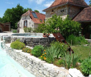 Piscine et muret en pierre dans le jardin à la Tente Perchée Kenya Mas de Bouzou