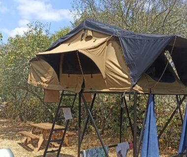 Dans le Lot tente perchée sur pilotis au Mas de Bouzou Tente Perchée Kenya