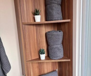 Intérieur étagère avec serviettes et plantes dans le mobil-home Terra Cosy