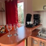 Intérieur de mobil-home avec comptoir deux verres et machine à café au Terra Cosy