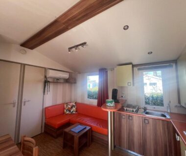 Salon et kitchenette dans le mobil-home Terra Cosy