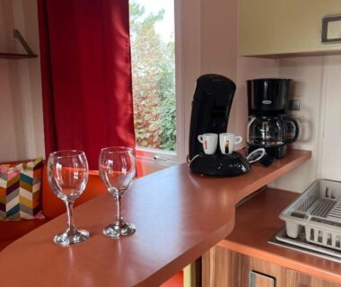 Intérieur de mobil-home avec comptoir deux verres et machine à café au Terra Cosy